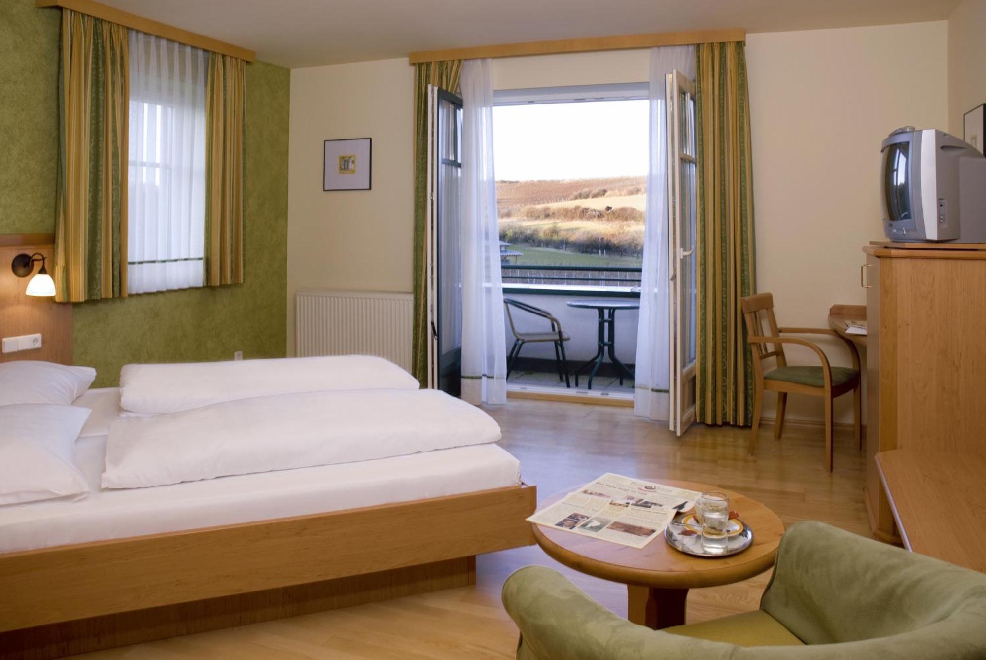 Hotel Neustifter Пойсдорф Екстериор снимка