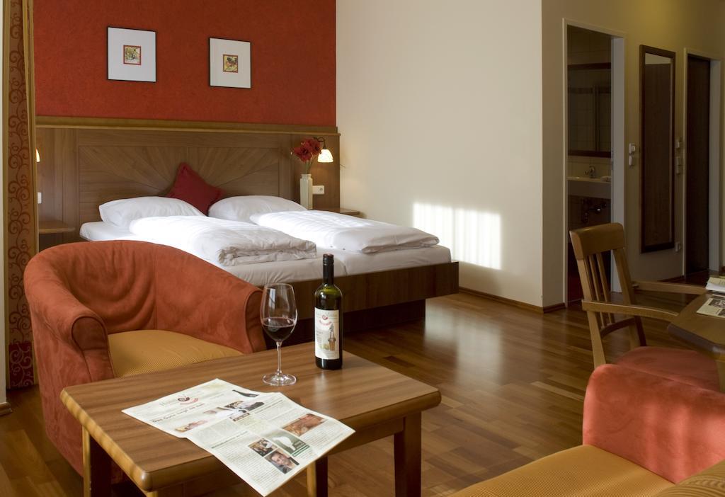 Hotel Neustifter Пойсдорф Екстериор снимка