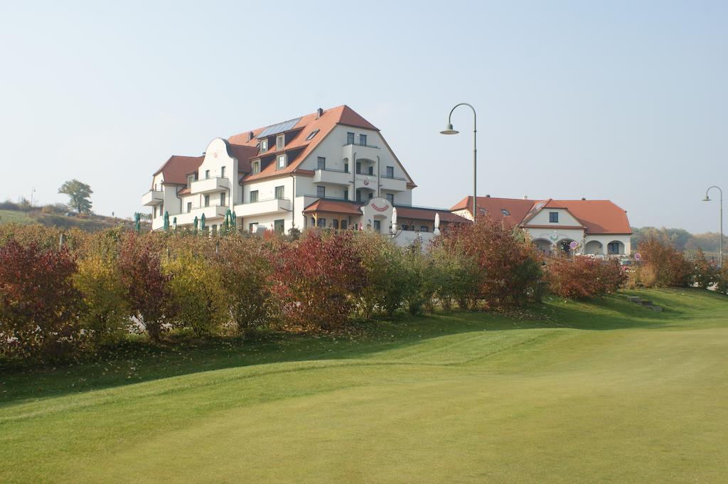Hotel Neustifter Пойсдорф Екстериор снимка