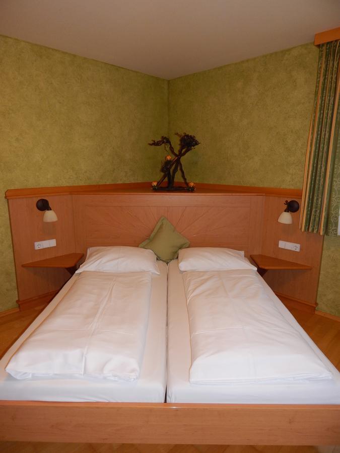 Hotel Neustifter Пойсдорф Екстериор снимка