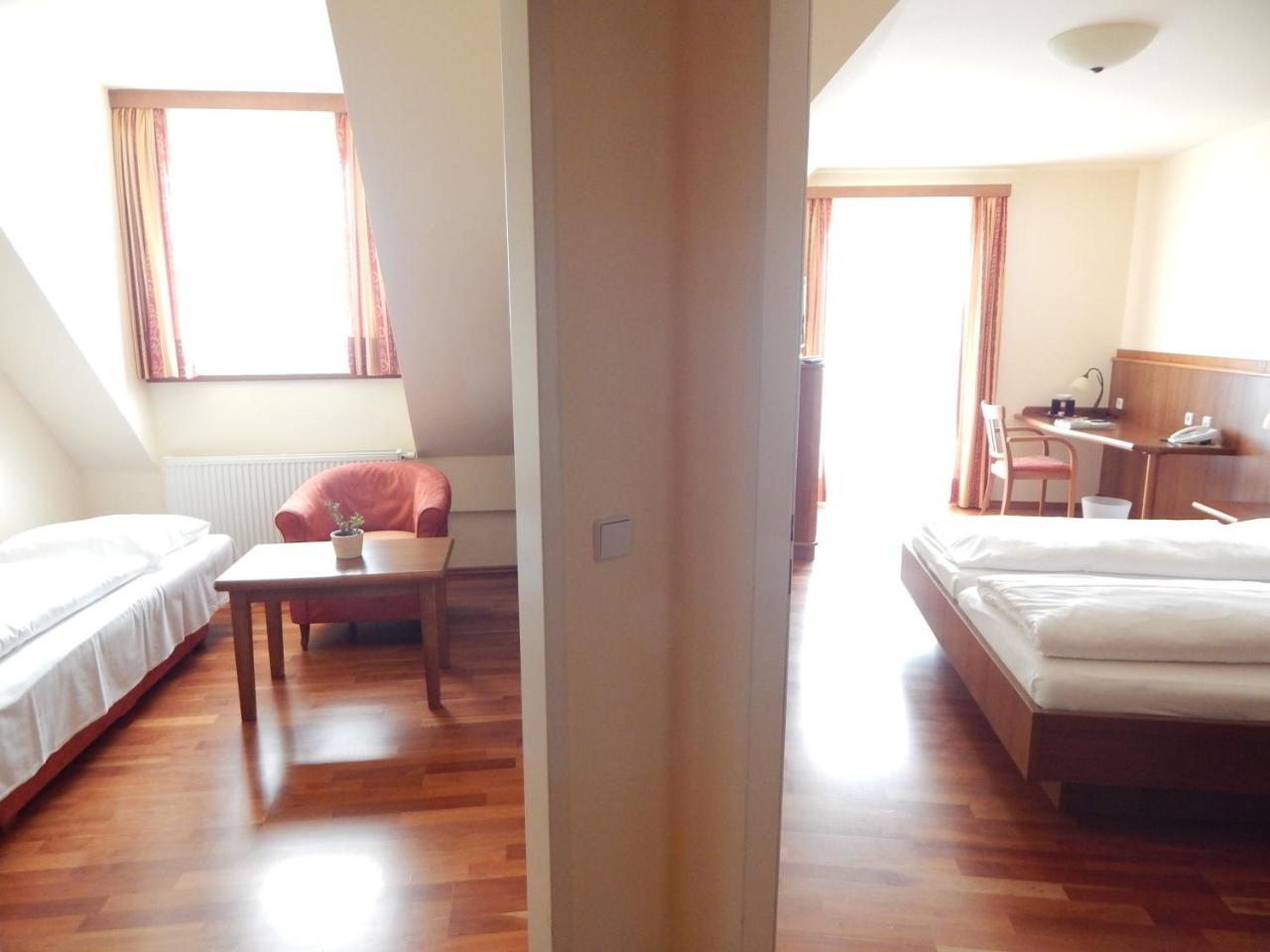 Hotel Neustifter Пойсдорф Екстериор снимка
